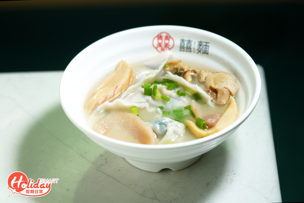 餃皮厚薄適中，粒粒飽滿口感實在，配以自家熬煮的無味精花膠響螺淮山豬骨湯底，食落鮮爽味美，特別一提湯底相當足料，飲落有住家湯的感覺，而且有螺頭和螺片在內，用料絕不馬虎。