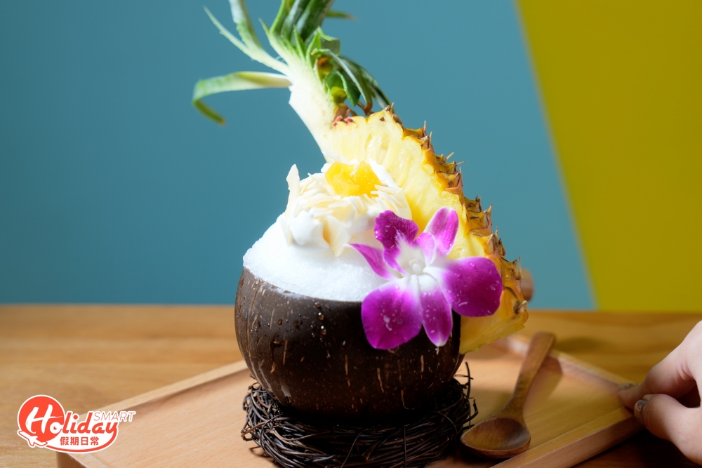 菠蘿椰子口味表面放上新鮮菠蘿、椰子奶蓋、椰子脆片和炒菠蘿粒，內藏椰子啫喱、菠蘿椰果和海底椰，再配搭椰子味刨冰同食更清甜消暑。