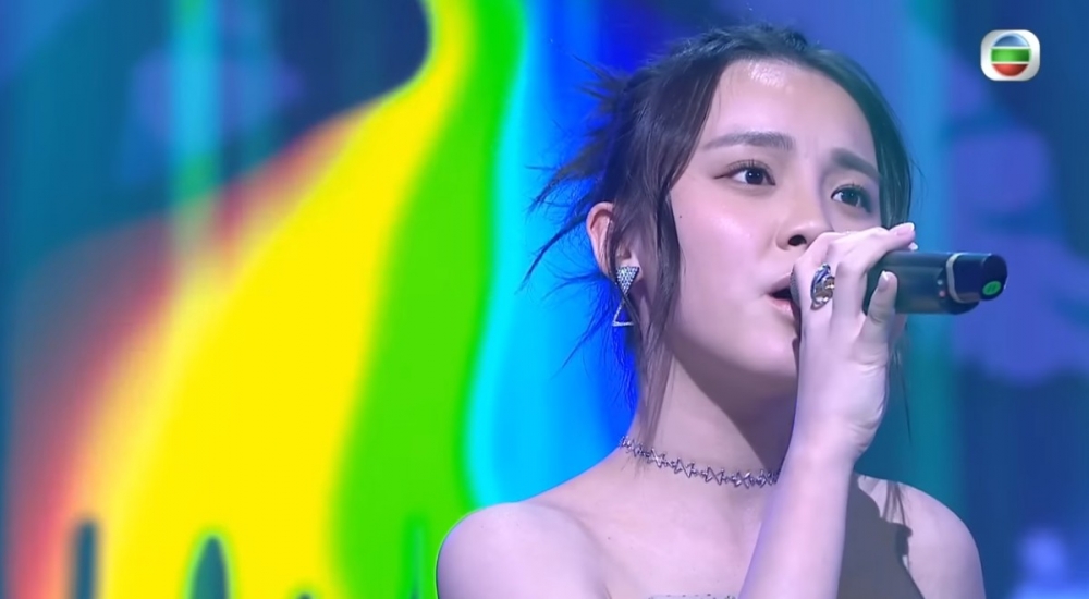 Chantel昨日有份演唱《 原來談戀愛是這麼一回事 》，被網民指好諷刺？！