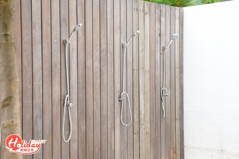 今年特設寵物游泳區域，可以攜同愛寵一齊來「放電」，不過留意帶同寵物進入寵物游泳區域，則需每隻寵物每節另加收費$150。陸地上亦有各式各樣的經典遊戲及工作坊，例如夢幻彩虹、叮叮套樽和超級滾滾球。場內設有戶外淋浴設施，玩完可以即時沖身，非常方便！