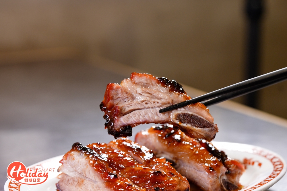 燒排骨蜜糖下得慷慨，外層被蜜糖包得滿滿，燒起來陣陣焦香。