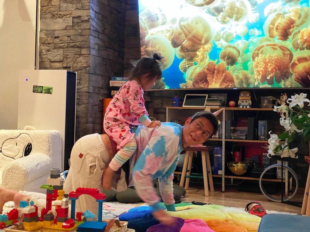 淡出娛樂圈嘅陳冠希發展服裝品牌之餘,亦花唔少時間陪伴女兒