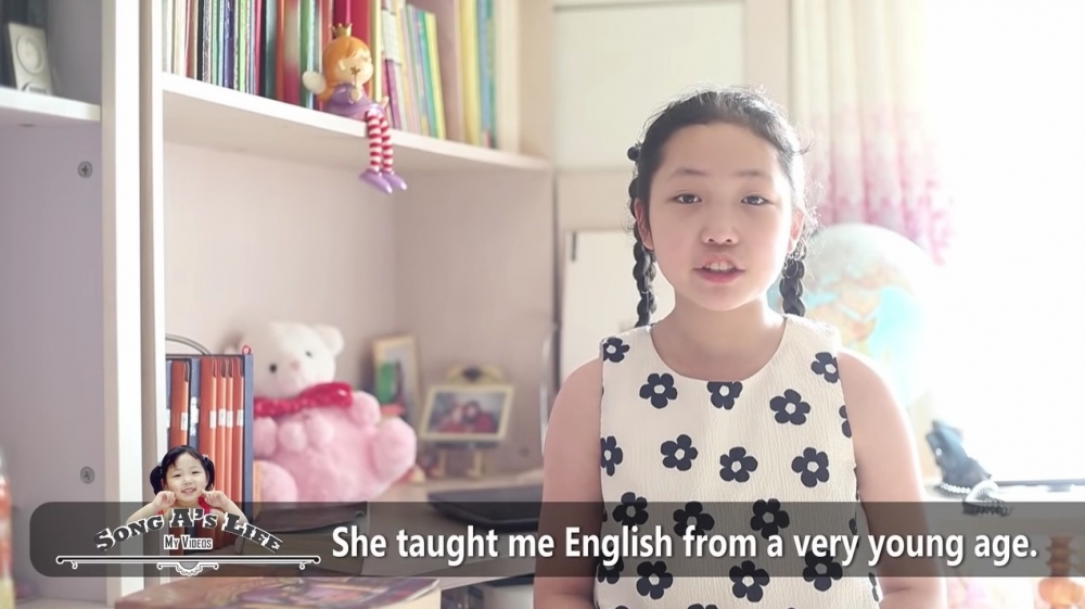 喺第一條片入邊,松雅就以流利嘅英文自我介紹,佢表示自己住喺平壤,今年11歲,讀緊小學5年級。