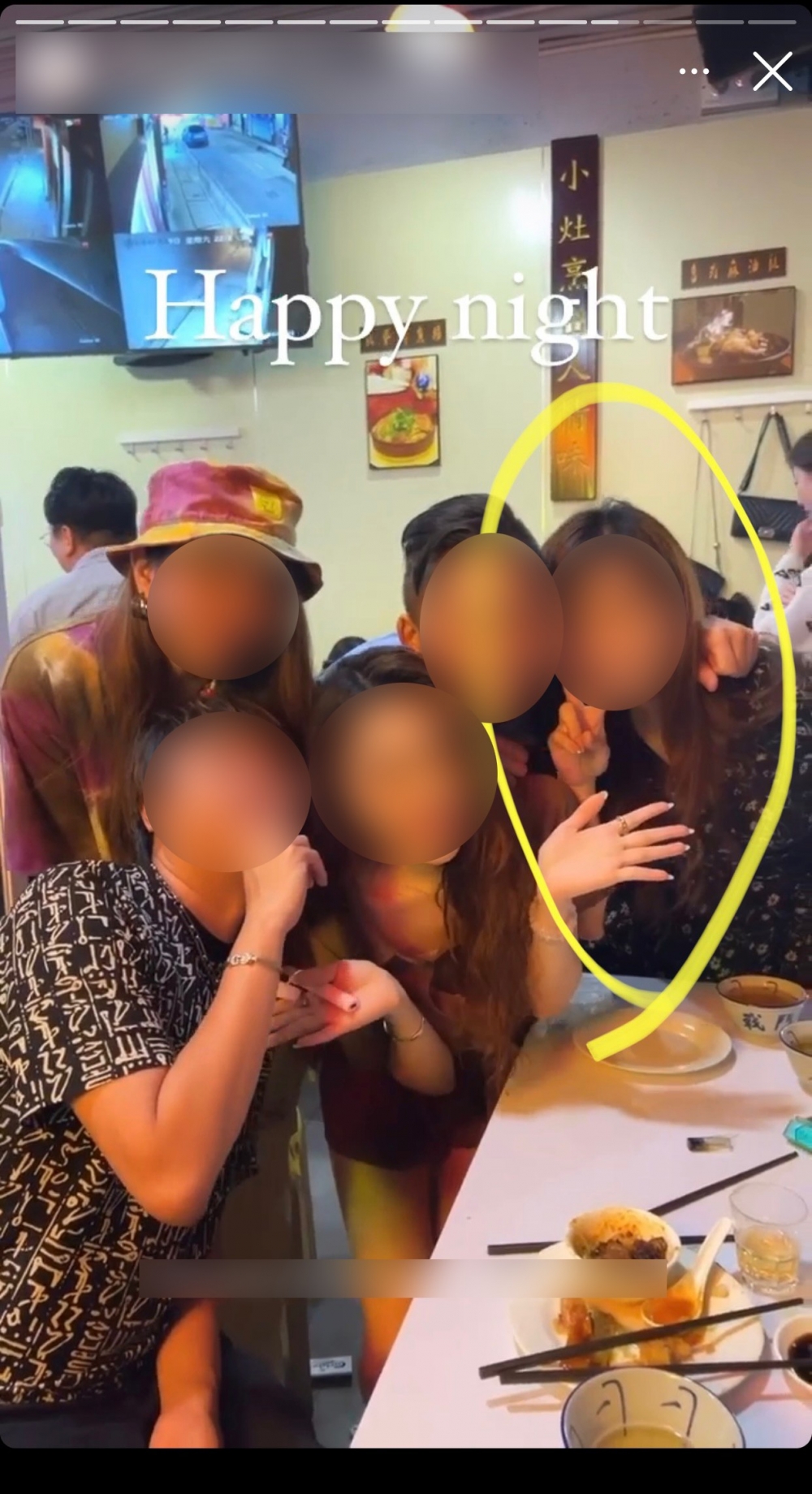 大文與疑似偷食對象嘅衣著同拖手相係一樣