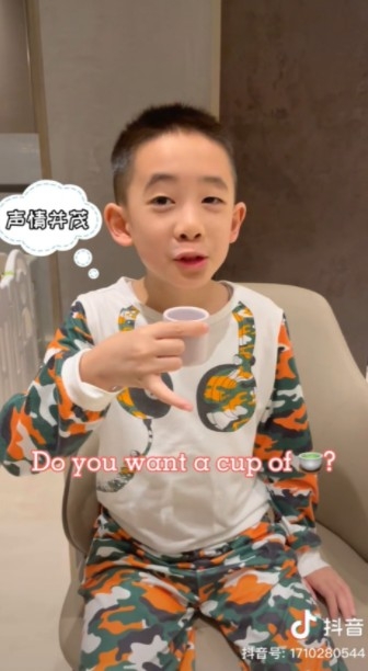 仲非常搞笑咁配合埋演技~
