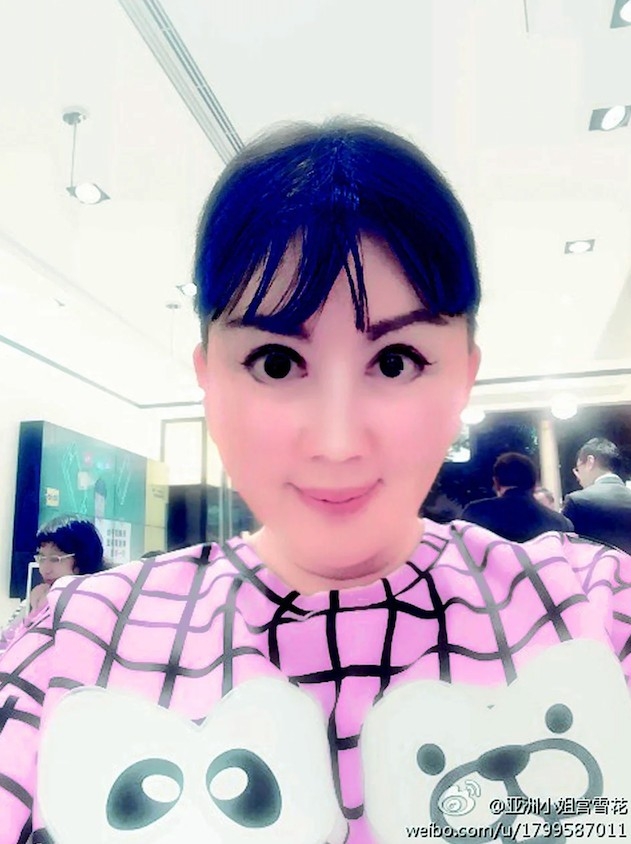 宮雪花影相嘅時候都好鍾意用濾鏡，而佢本身水汪汪嘅眼鏡就變得更加大！