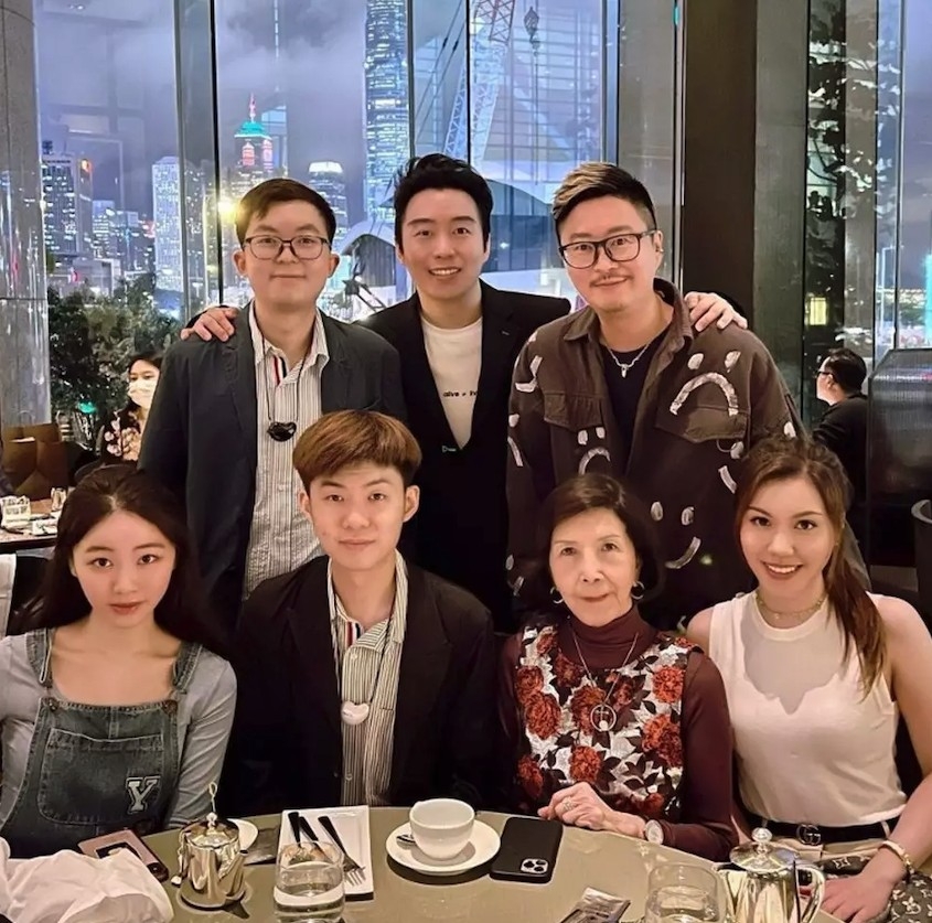 而Chloe本身亦認識樂易玲嘅仔仔，似乎係世交關係？！