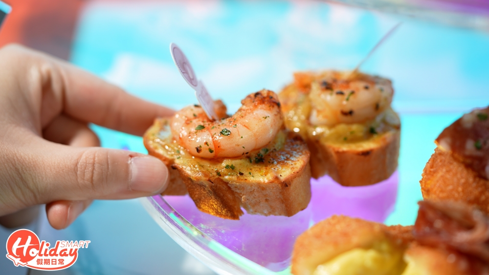 蝦多士用上自家炒製的喇沙醬配搭榴槤果肉，味道甜中帶辣！