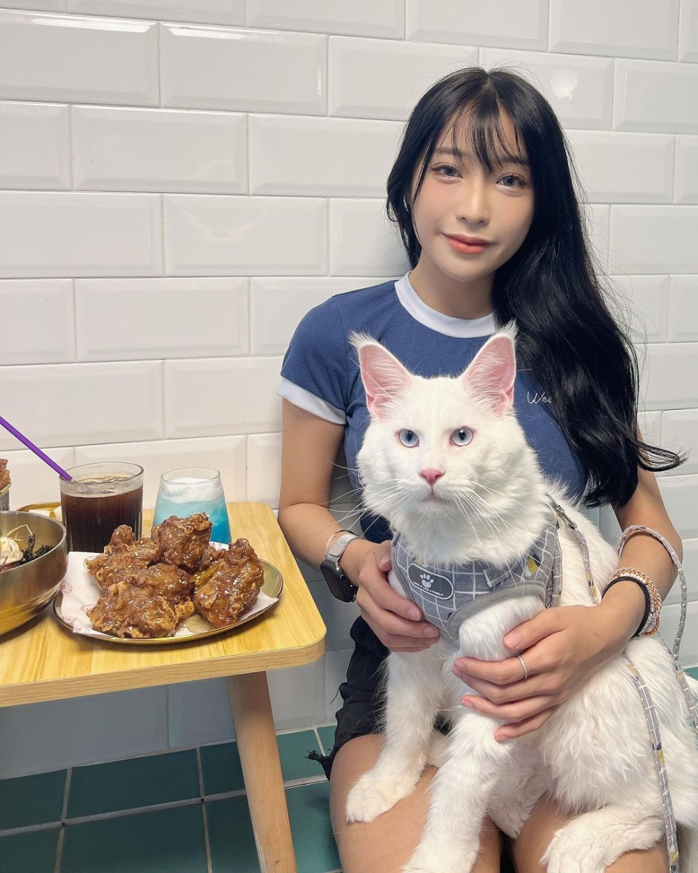 Amber曾在港產片《#PTGF出租女友》中飾演宅男殺手。