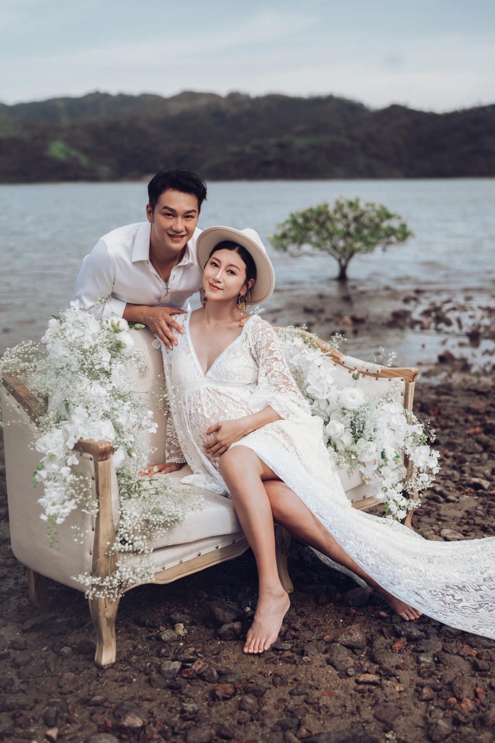 呢幾張婚紗相盡顯一對新婚夫婦嘅甜蜜,郭思琳亦表示:「究竟你前世做咗啲咩好事,今世會遇到我咁好彩?!」
