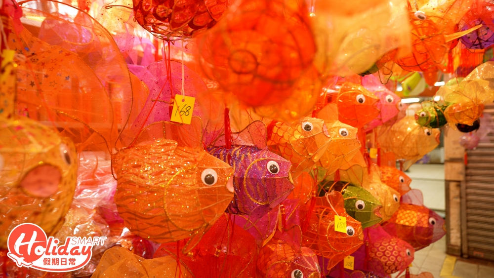 傳統紙紮燈籠已經買少見少，仍然堅持每年手造燈籠的寥寥可數，在燈籠背後不只是獨有的工藝，也保留香港的文化特色。對比起小朋友最愛的塑膠燈籠，對大朋友而言，始終近乎絕跡的懷舊紙紮燈籠，或是玻璃紙燈籠才是最有集體回憶，經過不妨買個燈籠懷緬一下。