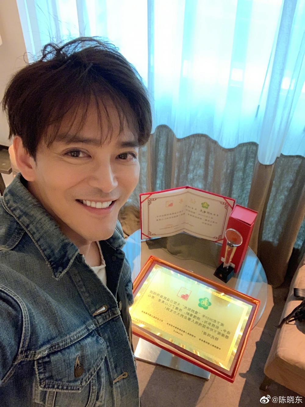 2019年4月，陳曉東上載嘅呢張自拍照下巴超尖！