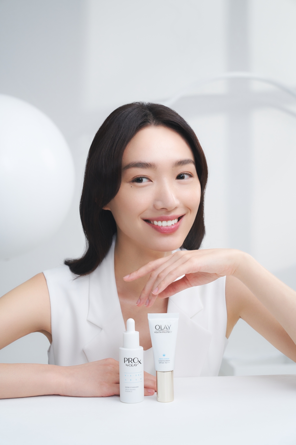 夏天戶外拍攝定室內燈光照射下，OLAY兩支夏日必備皇牌「新升級 PROX 抗氧淡斑精華」同「細胞級`防曬」都係蔡思韵保持淨白無瑕肌嘅秘訣～