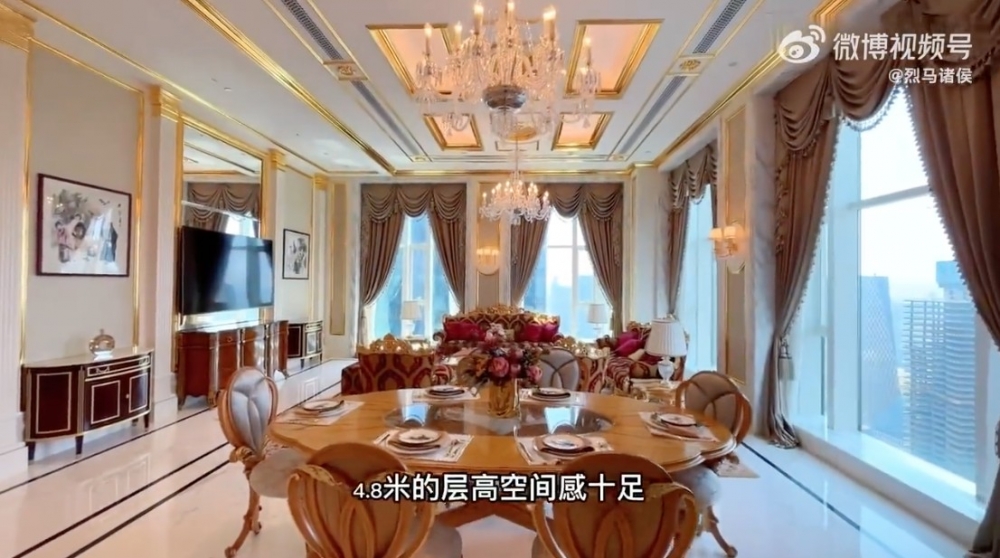 全屋水晶燈、天花板金邊都係以18K純金打造,客廳有4面落地大玻璃窗,採光超好!