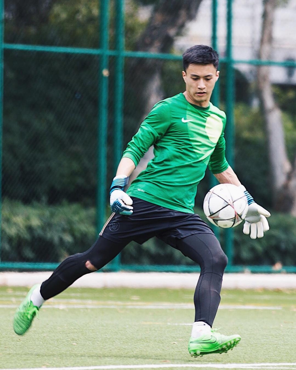 Jacky平時很喜歡踢足球。