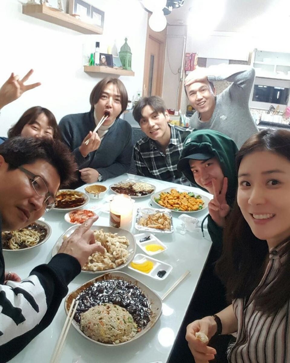 李鍾碩與《聽見你的聲音》一眾演員的感情相當好，劇集結束後還會一起聚餐~