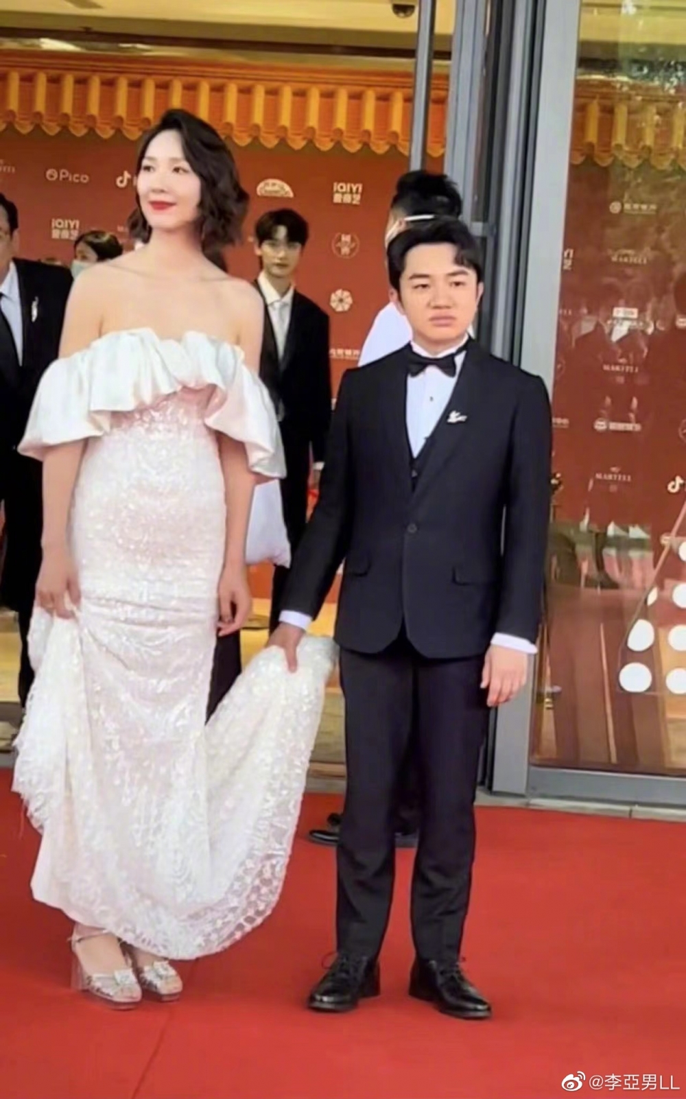 由於身穿禮服裙,李亞男亦有著到高踭鞋,於是佢同王祖藍嘅身高差更加明顯,有網民笑言王祖藍望落似婚禮上新娘旁邊嘅花童。