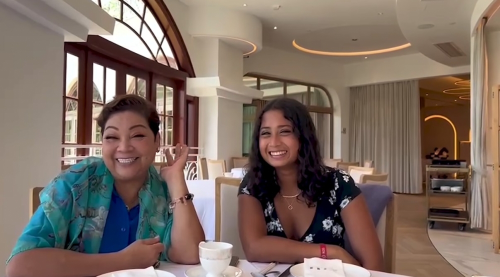 而幫手拍片嘅友人表示孫女同肥媽嘅雙眼同笑容超似！