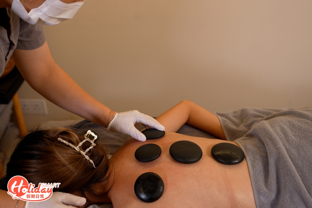 另外店舖特別推介熱石能量導入按摩和磁叉按摩，前者以微溫的石頭按摩身體各個穴位和肌肉，有助恆氣活血和去濕，如果體質屬寒底必試。