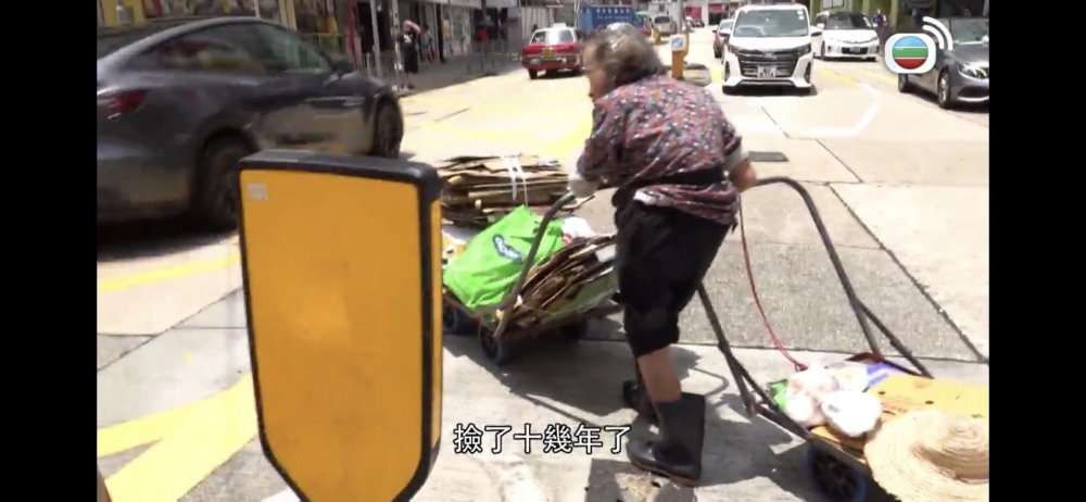 行動不便嘅徐婆婆堅持要推住2架手推車，令唔少街坊都替佢感到擔心