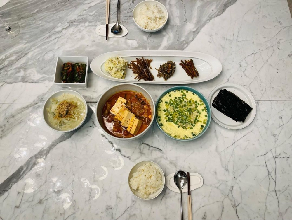 孫藝珍其中一個IG post就影咗好多韓式家常菜