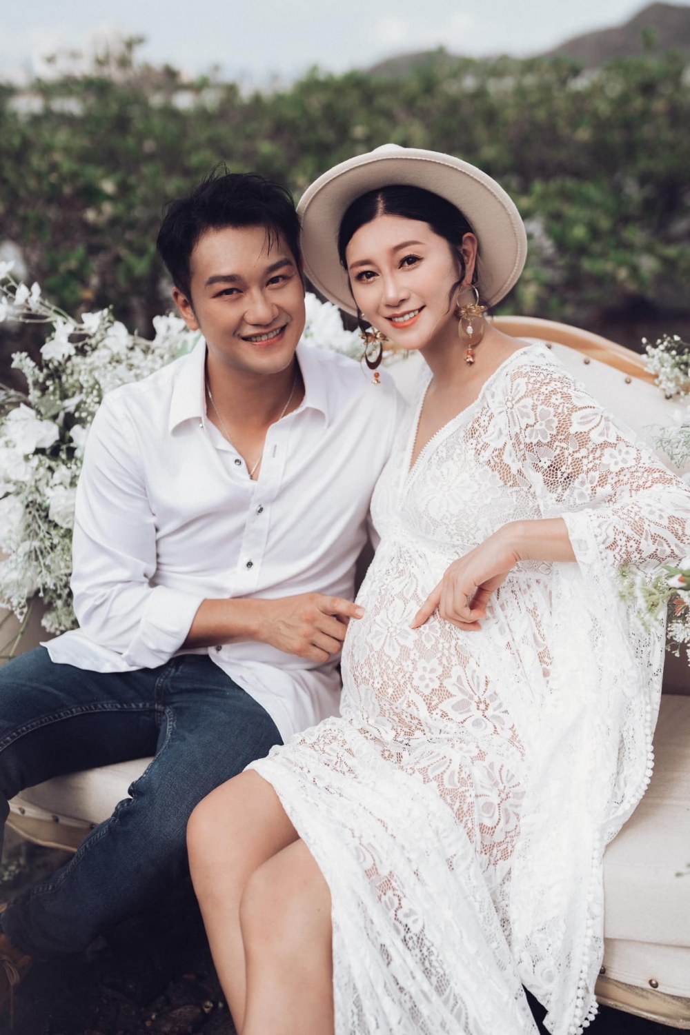 近日吳太郭思琳就喺社交網站公開咗一輯孕肚婚紗相