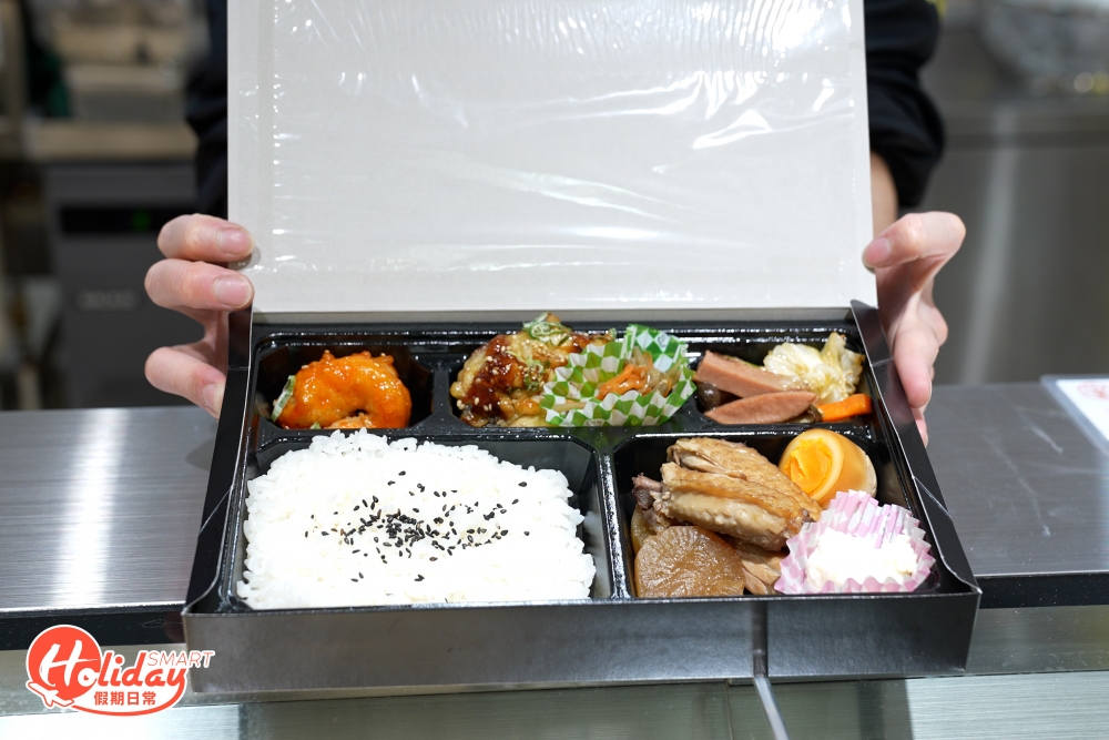全新副線外賣便當專門店「選樂食堂」在黃埔店首次登場,以自選式便當為主,模式似足兩餸飯,可選配不同日式配菜,以家庭式料理為主,包括照燒雞扒、野菜薯仔燉肉和甜辣炸蝦等,米飯則選用北海道產七星米,最平$49就可享自選米飯以及一款配菜,想更豪華則可選4款配菜,按喜好組合出你心水的便當!