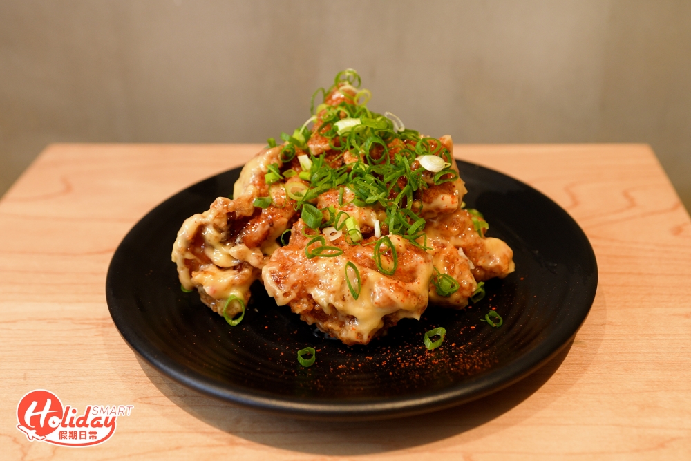 炸雞供應七味炸雞和香蔥沙律炸雞兩款口味，每款新鮮即炸，外皮炸得金黃酥脆，炸漿比例剛好夠薄身，雞肉嫩滑且充滿肉汁，醃得夠入味，推介香蔥沙律炸雞，食落不會滿口油，伴以沙律醬一解膩感。