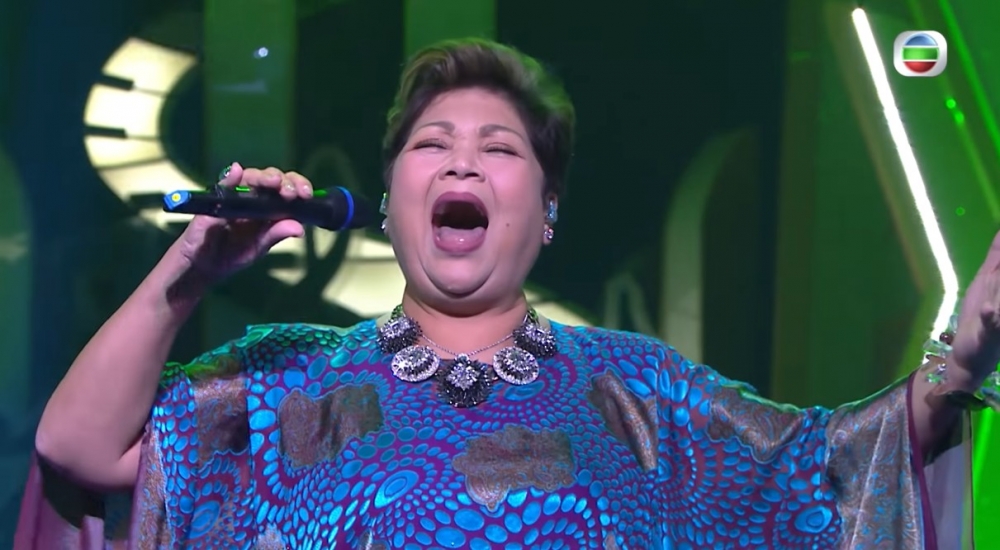 不過肥媽狀態已經恢復返晒，上個月喺慈善活動獻唱時，歌聲中氣十足！