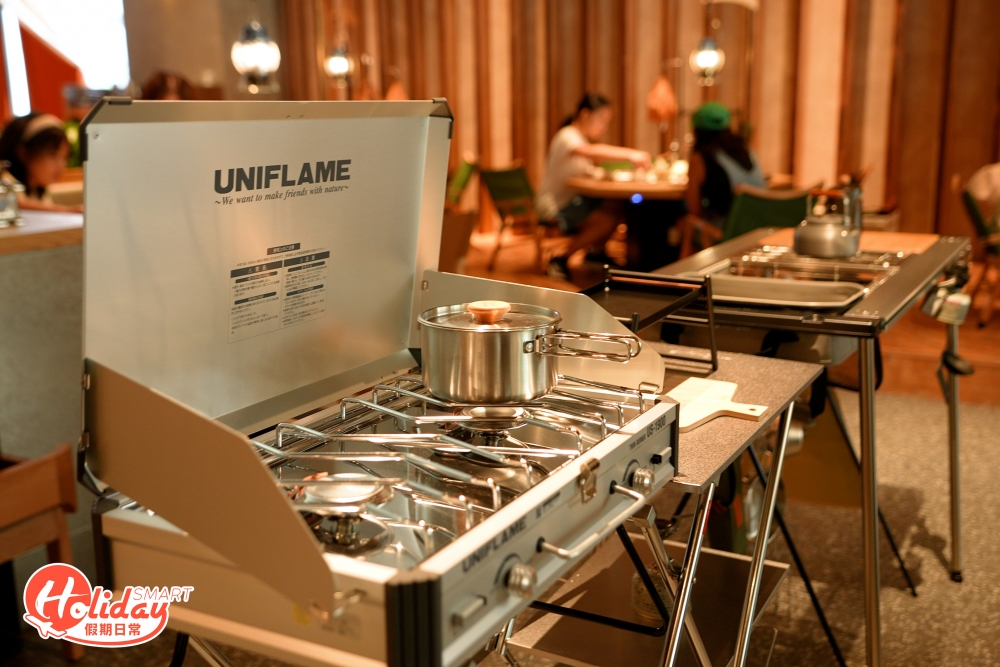 仔細看會留意到餐廳內放滿專業露營用具，包括帳篷、露營櫈、餐具等！