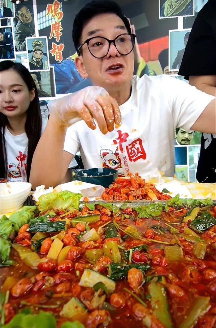 過往為咗賣麻辣小龍蝦而食到眼泛淚光!