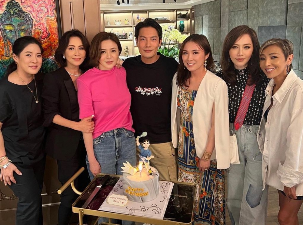 喺丁子高生日party上劉嘉玲同關之琳唔單止同場,大合照時劉嘉玲更搭住關之琳膊頭,右手又挽住對方手臂