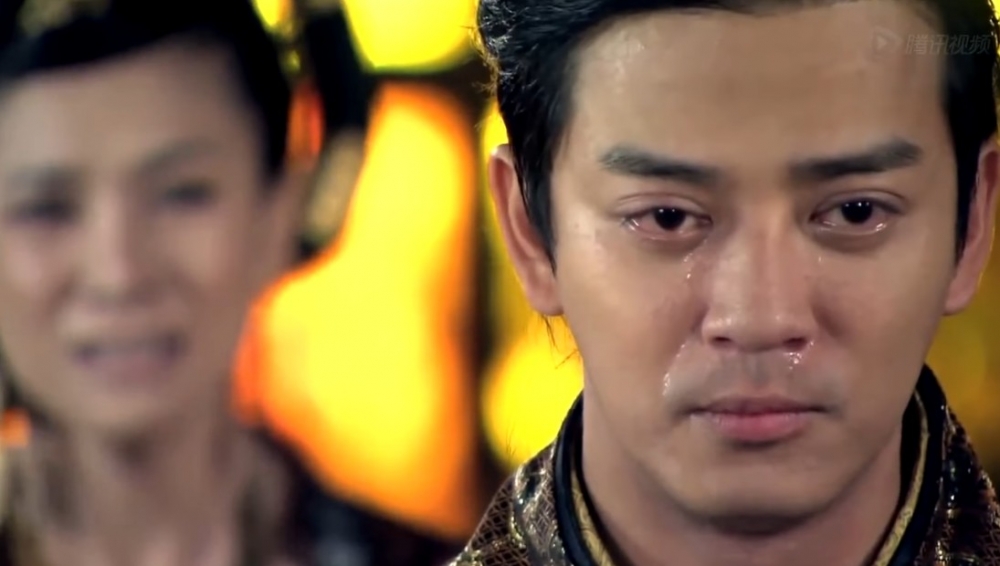 2013年佢仲出演電視劇《蘭陵王》，雙眼皮當時比較浮腫