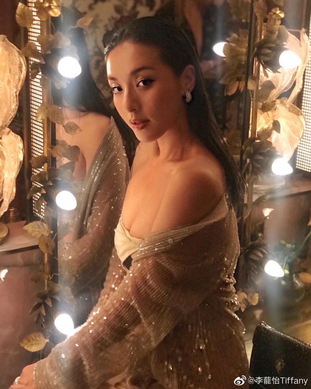 39歲李蘢怡淡出幕前多年,但佢過往嘅成名曲《夜遊杜拜》依然係網民心中嘅經典歌曲!
