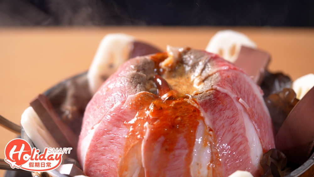 必食推介是限量供應的台灣麻辣火山鍋，湯底以招牌黑樺牛及台灣麻辣鴨血砌成一座「和牛山」！