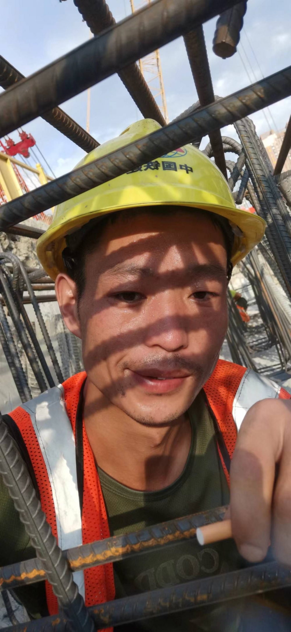 小健每日工作時都必須日曬雨淋，所以膚色非常健康！