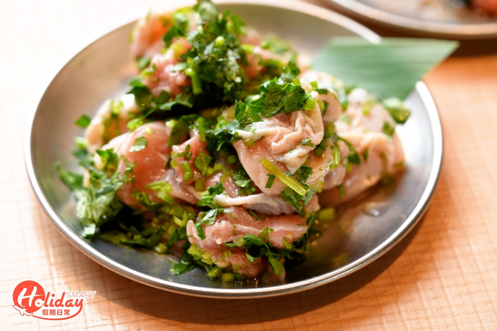 又如雞肉可選擇港人最愛蒜香芫茜醬，蒜蓉及芫茜配搭得宜，芫茜清香於口腔內久久不散！