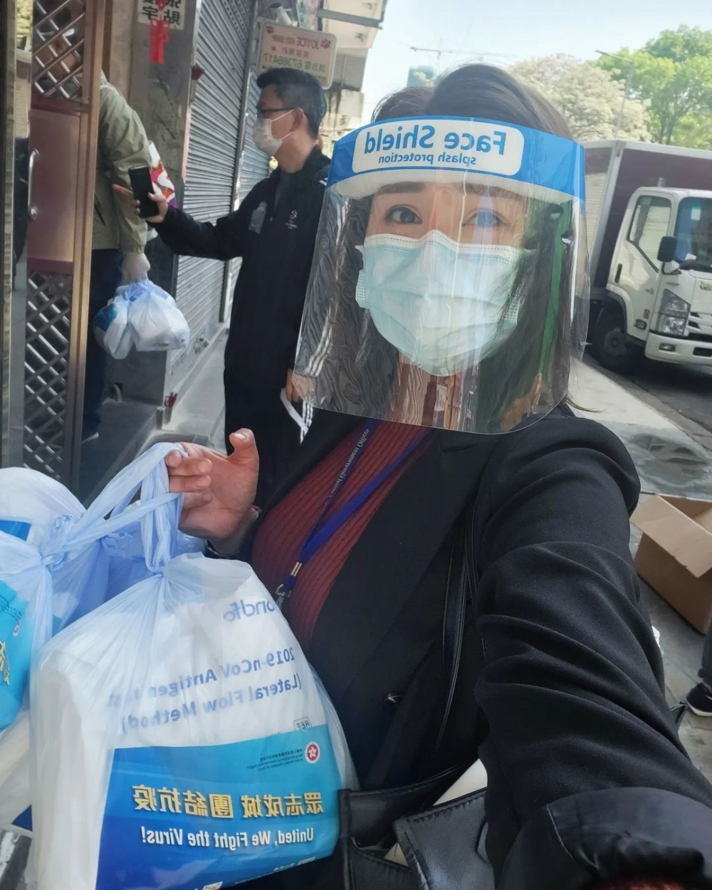 黃穎君表示政府架構改組後新設文化體育及旅遊局，由於增設新部門對工作量較大，需聘請更多員工，加上佢本人亦對文化藝術都有興趣，於是決定調往文化體育及旅遊局工作。