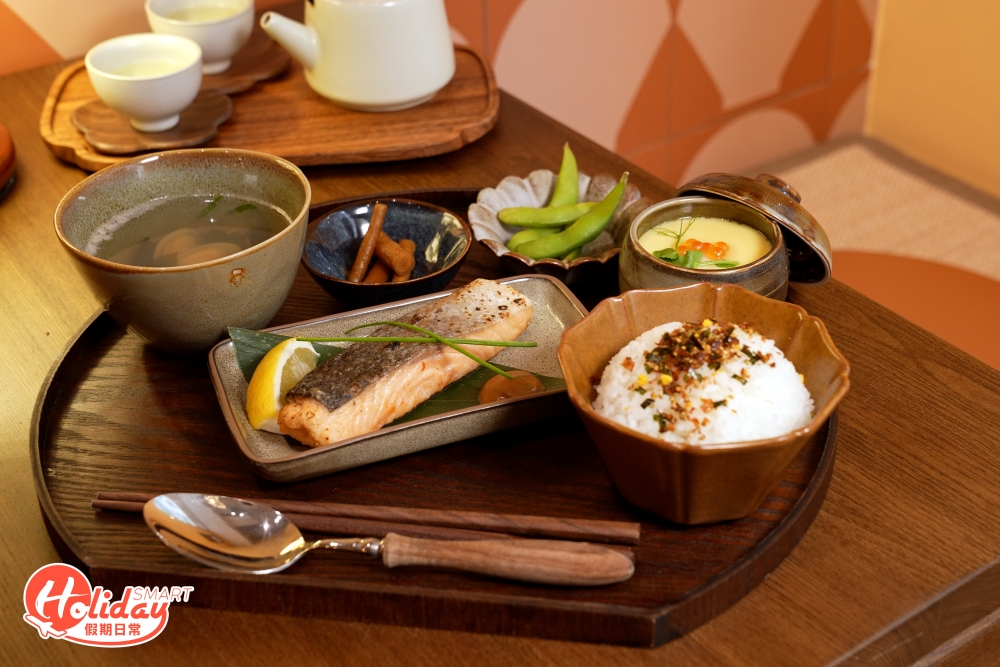 推介香煎三文魚扒定食，三文魚扒煎得剛好，外皮香脆肉質不柴口，加入檸檬汁更加提鮮，每份定食均配有茶碗蒸、漬物、湯物及日本米飯，份量剛好夠飽肚，特別一讚茶碗蒸足料和蜆肉湯，前者質感滑嫩富蛋香；後者蜆無沙多肉，鮮味十足。