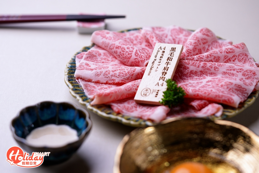 食壽喜燒牛肉固然是主角之一，餐廳選用的和牛是來自熊本縣的頂級品種「和王」，只有經過精心挑選的飼料飼養28個月以上並獲得A5或A4以上等級，且BMS (油花標準等級)需達到6以上才能夠稱之為「和王」，經日本多項認證，素有「和牛之霸」之稱，而且每份牛肉即叫即刨，保證呈上時是最佳狀態。