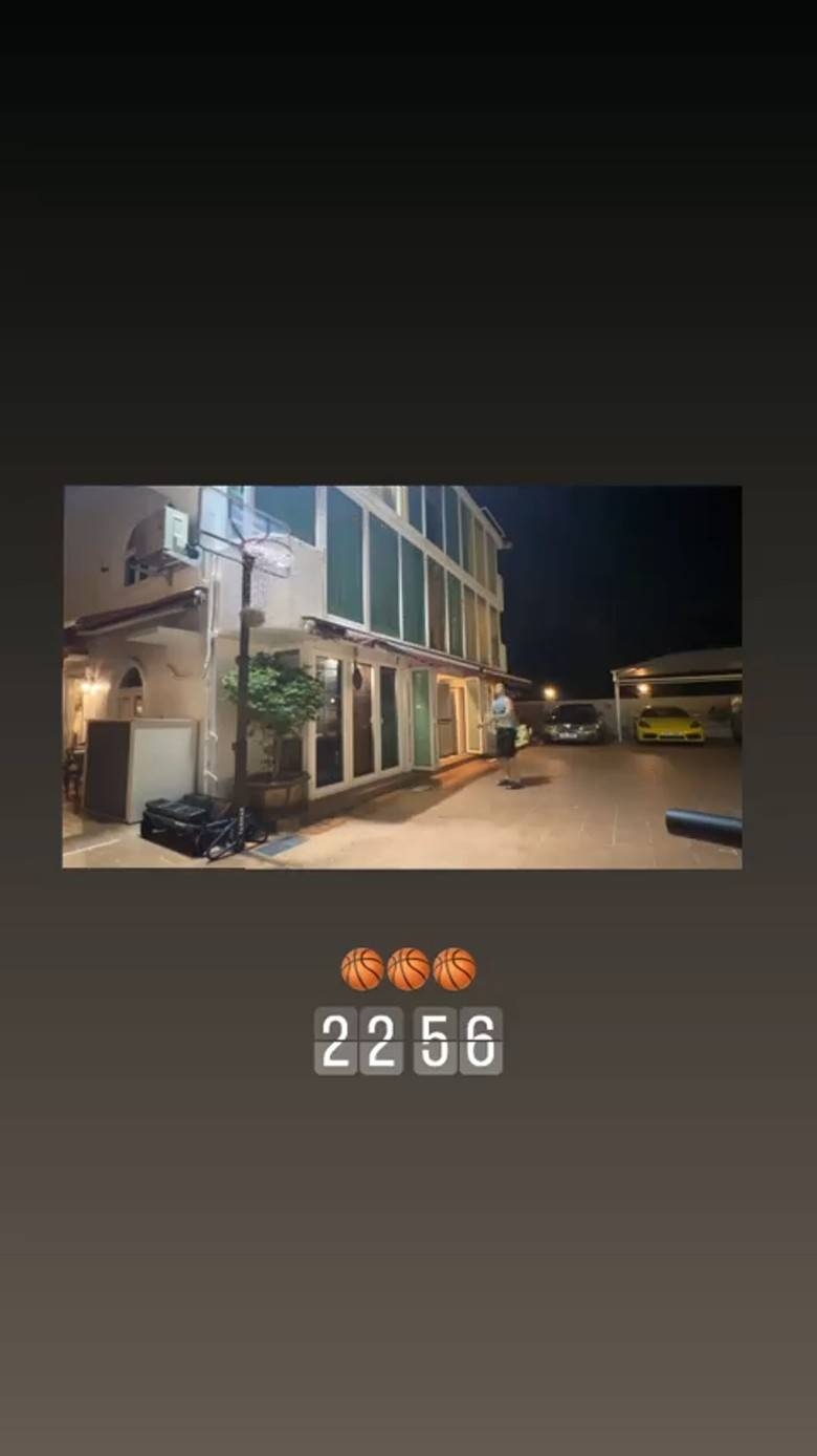 伍富橋之前曾經喺IG Story post出在家打籃球嘅片段，令獨立屋嘅外觀曝光，仲有泊喺出邊嘅名車亦十分搶眼。