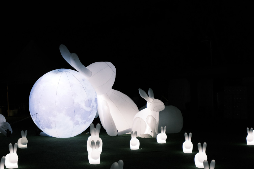 大草地5米高月兔伴明月裝飾。