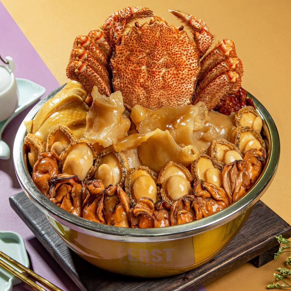 毛蟹鮮鮑花膠豐食盆菜。