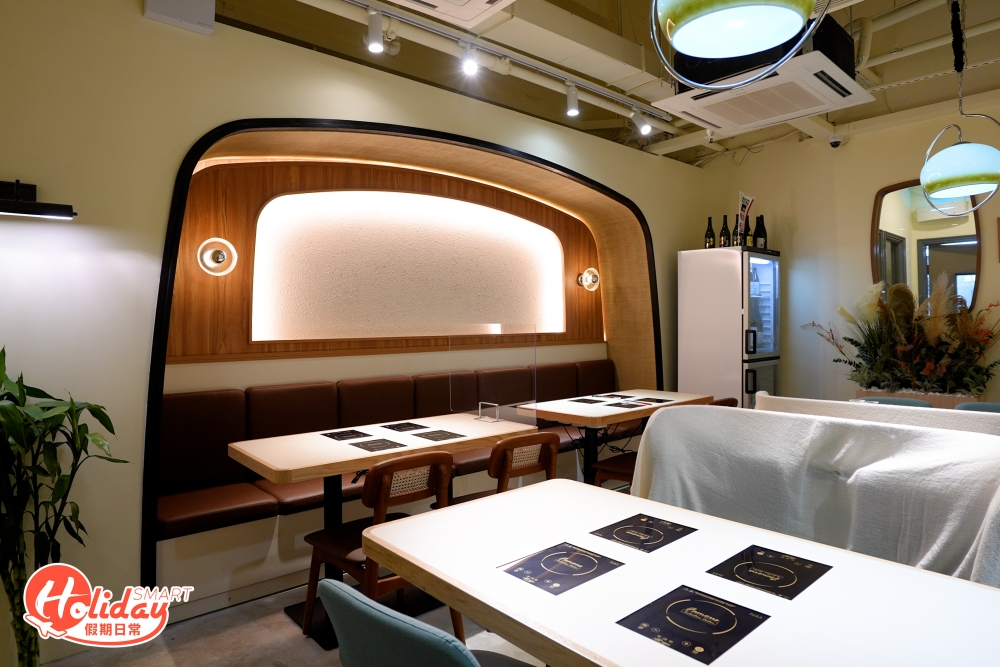 甫進店內，裝修同樣充滿格調，門口窗邊位可望到外面景觀，圓弧型的設計令餐廳風格更顯柔和，配搭復古吊燈、乾花等搶眼擺設，裝修有別於一般日式火鍋店，從細節看得出設計別具心思。