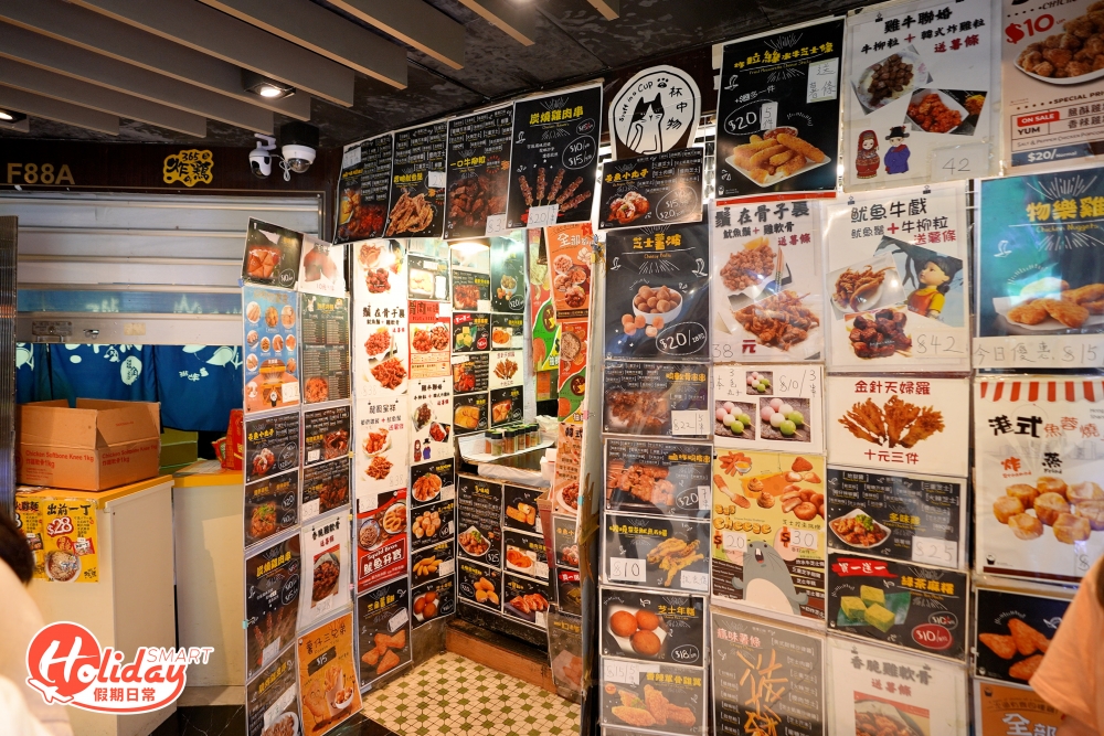 來到旺中一樓角落位的美食區會發現幾間小食店,全店貼滿餐牌的炸物店在立食區十分易認,炸物選擇多至花多眼亂,基本上你想到的炸物都可以在此找到,在旺中出名抵食,皆因其招牌「10蚊兜」系列,每份只是售$10份,更有超過35款任選。