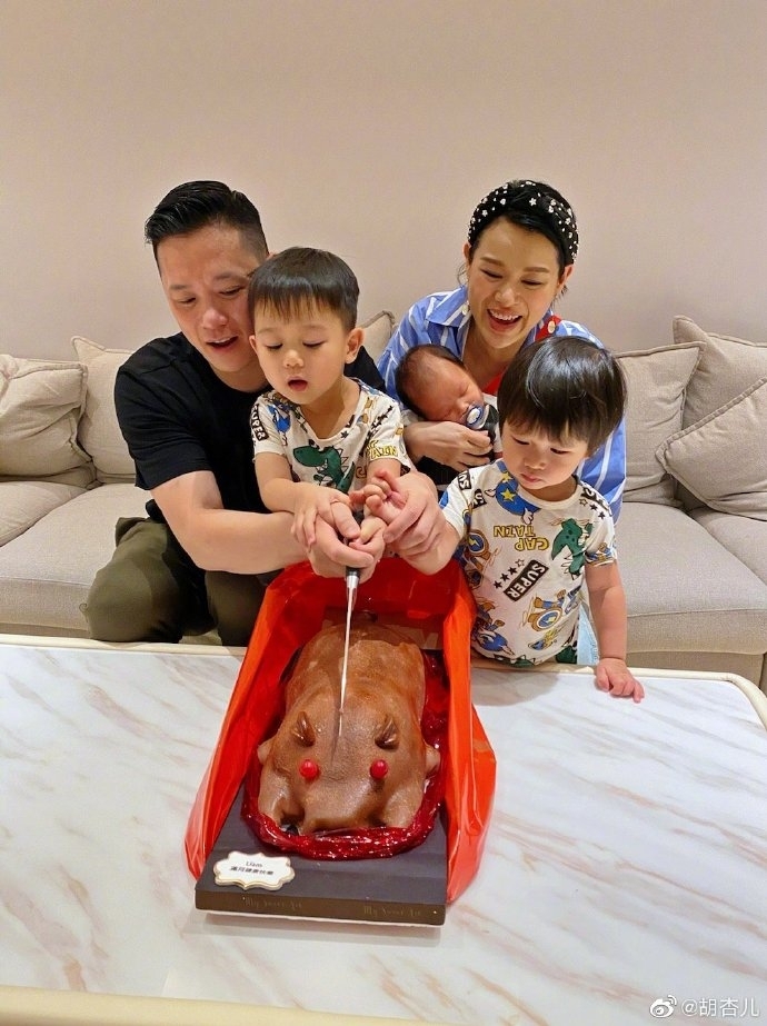 胡杏兒成為3孩之母但仍然不忘工作，誕下細仔Liam一個月即北上復工