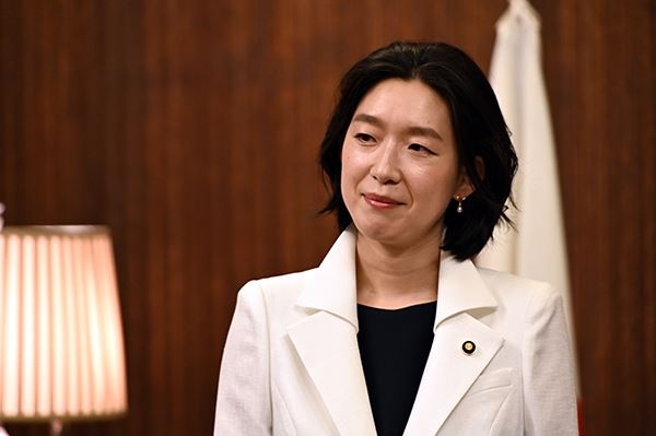 樸實太太一次同銀行經理傾偈時,對方表示妹妹上個月全家都搬去英國定居。