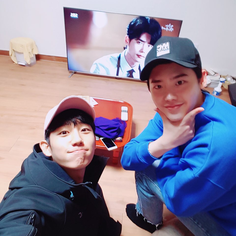 李鍾碩與丁海寅一起在家中觀看主演的《當你沉睡時》首播！