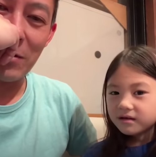 Edison慈父上身安慰女兒。