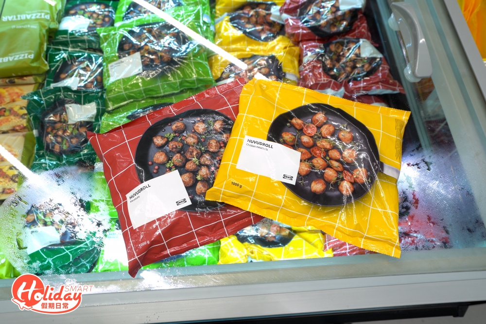 旁邊的瑞典美食廊還有大量糖果、朱古力和薯片等零食選擇,更設有凍櫃售賣多款急凍瑞典食品,包括IKEA招牌肉丸和熱狗等,可以買回家翻熱即食,價錢亦相當親民,零食最便宜$10即可買到!